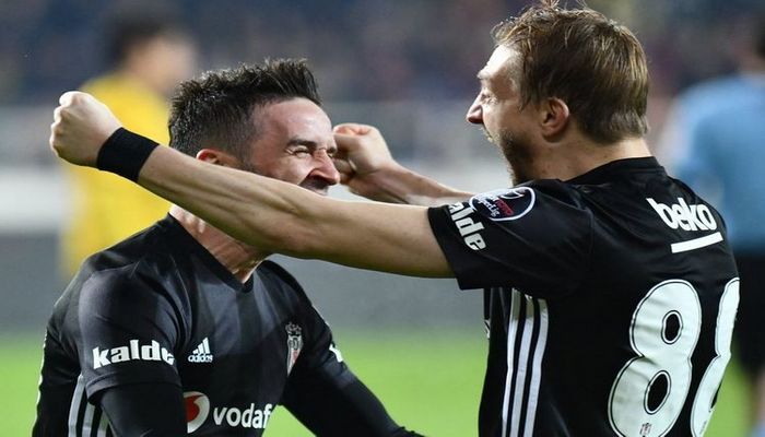 "Beşiktaş" daha iki futbolçusi ilə vidalaşdı