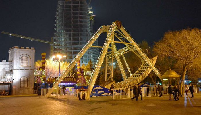 Bulvarda atraksionları söküb kafe və restoran tikdilər