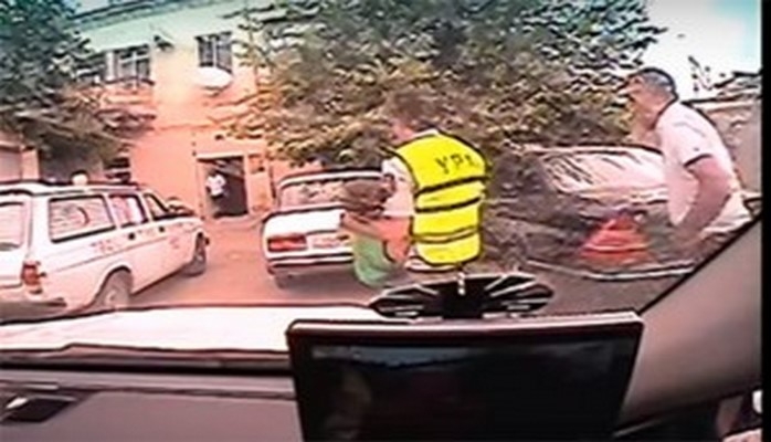 Azərbaycanda yol polisi uşağı ölümdən qurtardı