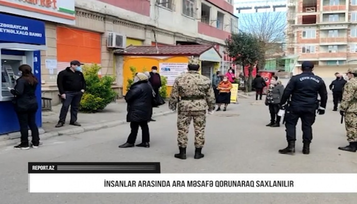 Polis Bakıda bankomatların qarşısında belə növbə düzəldir