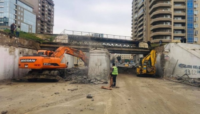 Bakıda dəmir yolu körpüsü sökülür