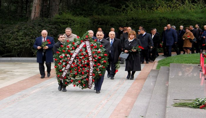 Geologiya və Geofizika İnstitutunun 80 illik yubileyinə həsr olunmuş elmi sessiya işinə başlayıb