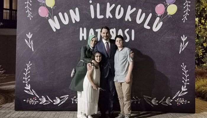 Bakan Albayrak aile fotoğrafı paylaştı