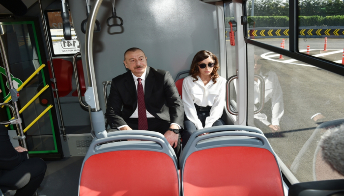 Prezidentlə xanımı yeni avtobuslara da baxdı