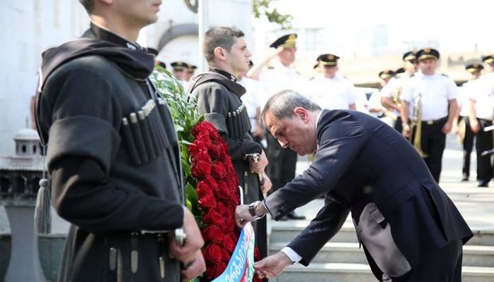 Ceyhun Bayramov Tbilisidə Qəhrəmanlar Memorialını ziyarət etdi