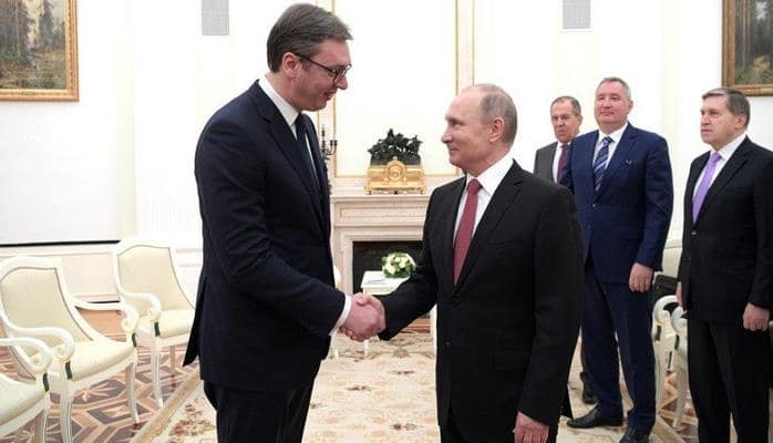 Putin Serbiyada prezidenti öz limuzinində gəzdirdi