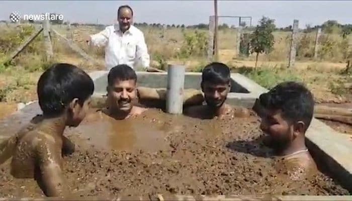 Hindistanda insanlar viruslardan qorunmaq üçün peyin vannaları qəbul edir