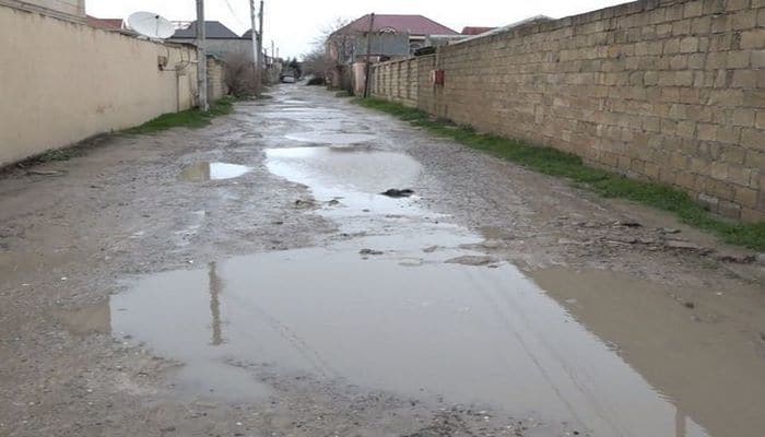 Жители абшеронского поселка: В дождливую погоду дорога утопает в грязи