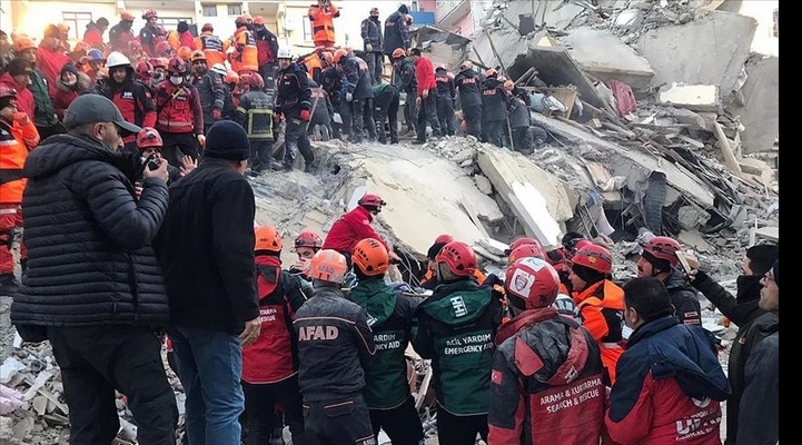 Türkiyədəki zəlzələdən ürək sızladan görüntü - Ata uşaqlarını qorumaq üçün özünü sipər edib