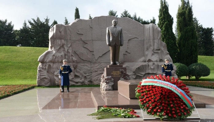 Nazirlik işçiləri Heydər Əliyevin məzarını ziyarət edib