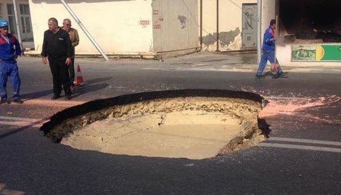 В Баку провалилась дорога