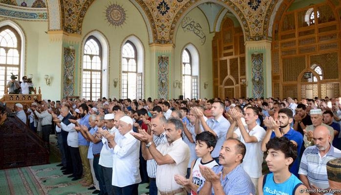 Azərbaycan məscidlərində bayram namazı qılındı