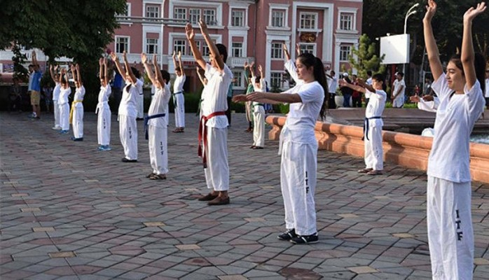 Özbəkistanın dövlət qulluqçuları hər gün gimnastika ilə məşğul olacaqlar