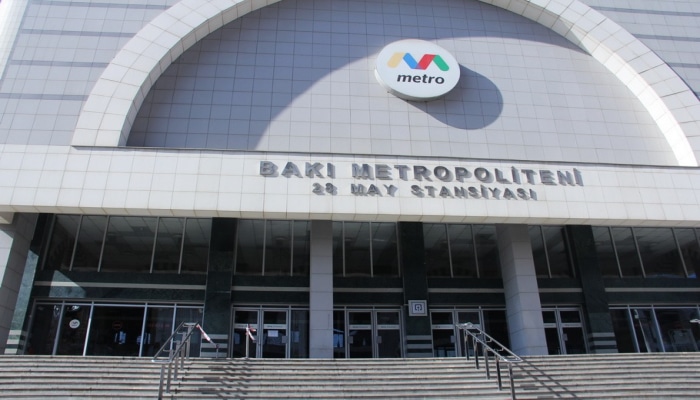 Metro stansiyalarına girişdə istiqamətləndiricilər qoyuldu