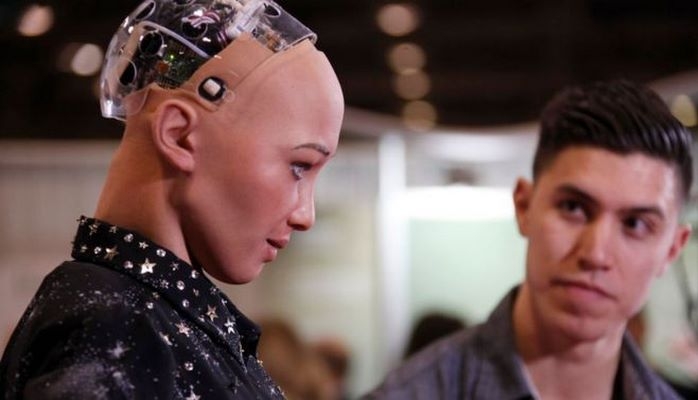 Sophia süni intellektli robot Azərbaycanca öyrənir