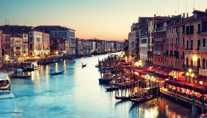 Venesiyaya bir həftədə 1 milyardlıq zərər...