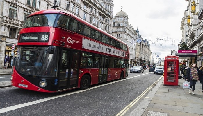 Londonda süpürgəçi tapdığı 400 min dolları polisə təhvil verib