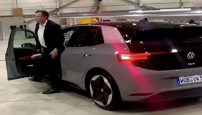 Elon Musk Volkswagen-in ilk elektrikli avtomobili ilə sınaq yürüşünə çıxdı