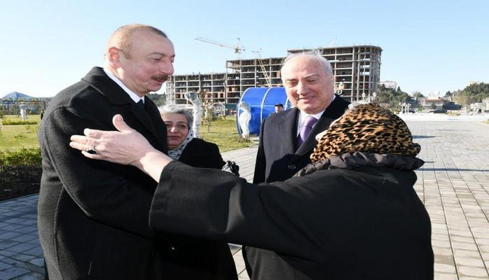 Prezident İlham Əliyev Sumqayıtın dənizkənarı bulvarında şəhərin sakinləri ilə görüşüb