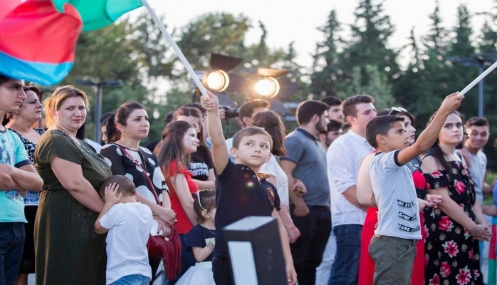 Mingəçevirdəki “ASAN həyat” kompleksində keçirilən konsert sakinlərə əsl bayram əhval-ruhiyyəsi yaşadıb