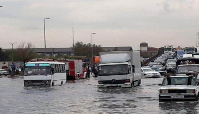 Bakının bəzi prospekt və küçələrini su basdı