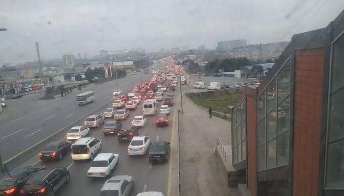 Bakının mərkəzinə gələn yollarda güclü tıxac