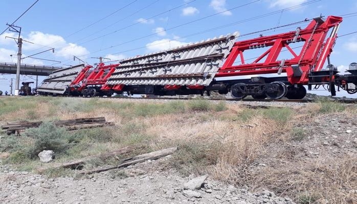 Daha bir dəmir yolu stansiyasında yeni yoldəyişənlər quraşdırılır