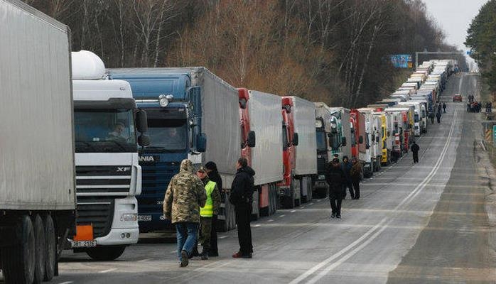 Rusiyaya gedən yük maşınlarının saxlanılmasına reaksiya - Rəsmi