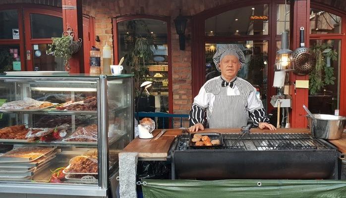 50 yıl İsveç’te çalıştı, emekli olunca Çorum'daki köyüne gelip pizzacı dükkanı açtı