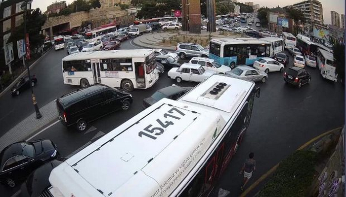 Hazırda “Neftçilər” metrostansiyasının yaxınlığında nəqliyyatın hərəkəti dayanıb