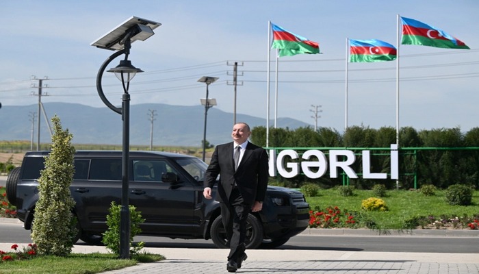 İlham Əliyev Ağdamın Kəngərli kəndinə köçən sakinlərə evlərin açarlarını təqdim edib