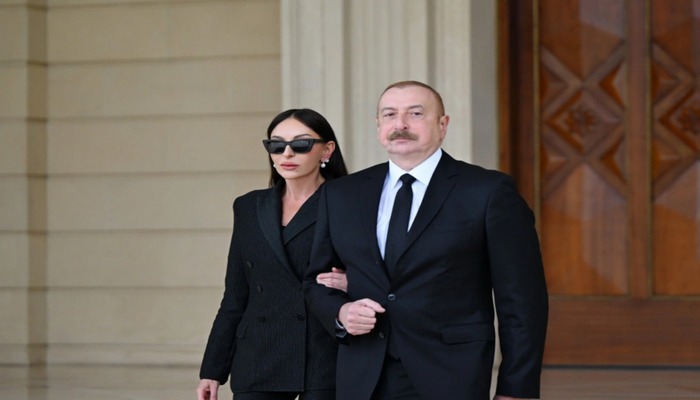 İlham Əliyev və Mehriban Əliyeva ümummilli lider Heydər Əliyevin məzarını ziyarət ediblər