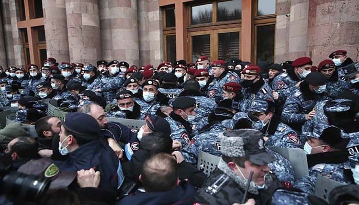 İrəvanda etirazçılar hökumət binasına daxil oldular