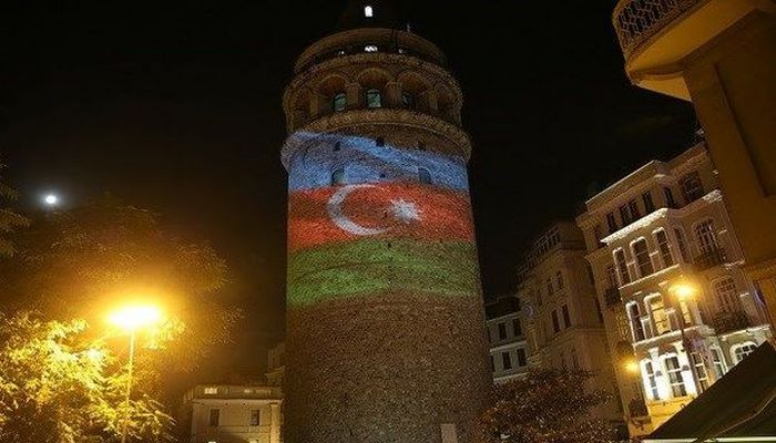 İstanbulda və Ankarada məşhur məkanlar Azərbaycan bayrağı ilə işıqlandırıb