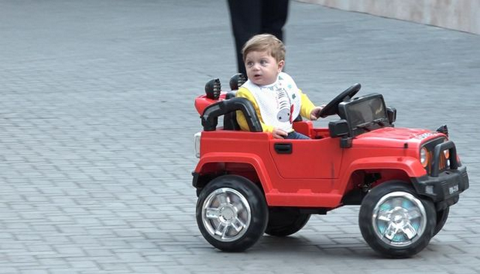 Karantin qaydalarını pozan parklar və valideynlər