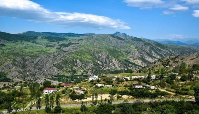 Laçın şəhərinin hər yerindən mismar, çəkic və ağır texnikaların səsləri gəlir