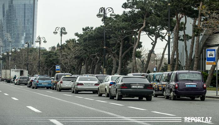 “Manatlıq taksi”lərin zəbt etdiyi avtobus dayanacaqları