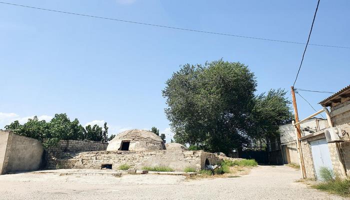 Maştağada zibil qabları olmayan sakinlər tullantıları tarixi abidənin içərisinə atır