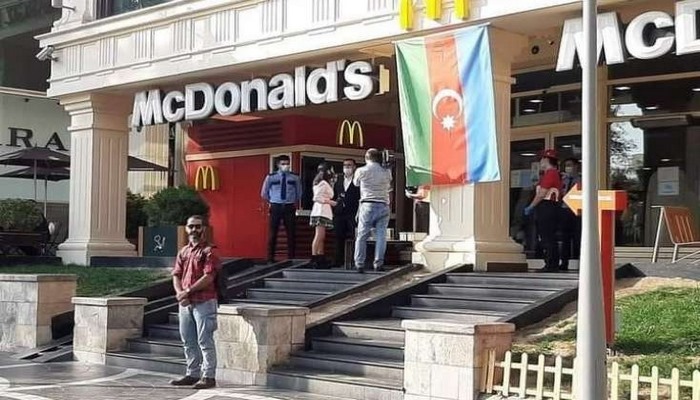 "McDonalds" önünüdə dayanan Hüseyn kimdir?