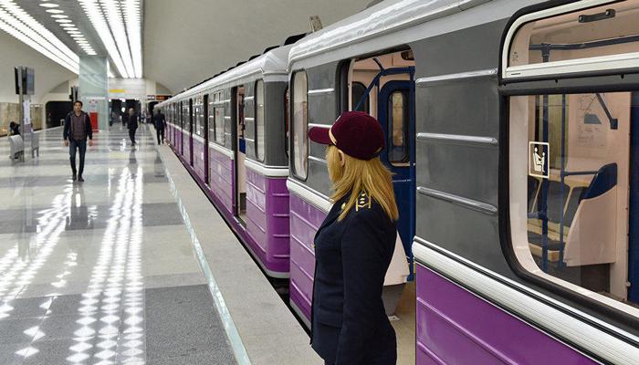 Metroda işıqlar söndü, qatarlar platformada qaldı - Rəsmi