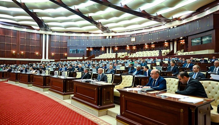 Parlament Azərbaycanın xarici ölkələrlə ekstradisiya sahəsində qarşılıqlı əlaqələrinin genişləndirilməsinə dair layihəni I oxunuşda təsdiqləyib