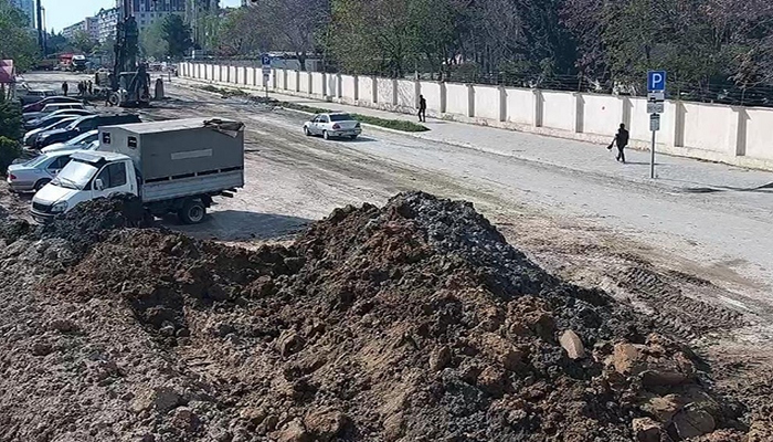Paytaxtın bu yolları bağlıdır -Siyahı