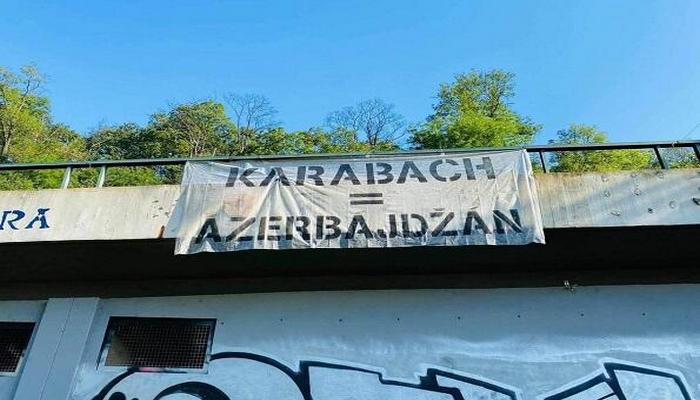 Praqada "Qarabağ Azərbaycandır!" posteri