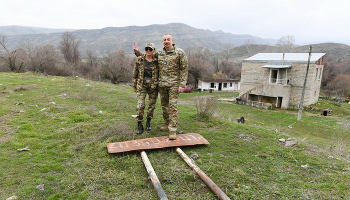 Prezident Qubadlının kəndindəki ermənicə lövhəni sökdürdü: "Bilsinlər ki, bura Qəzyandır"