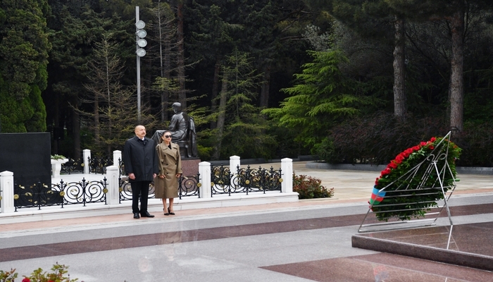 Prezident və Birinci vitse-prezident Heydər Əliyevin məzarını ziyarət ediblər