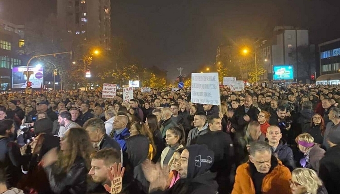 Serbiyada dəmiryolu vağzalındakı qəzaya görə keçirilən aksiya iğtişaşa çevrilib