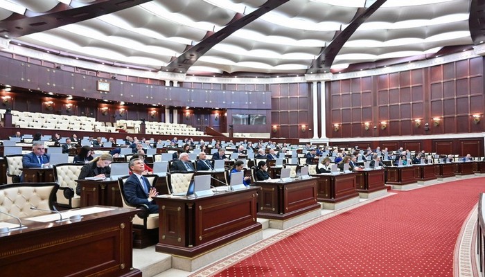 Siyasi partiyalarla bağlı maliyyə pozuntularına yol verənlərə dair yeni cərimələr I oxunuşda qəbul edilib