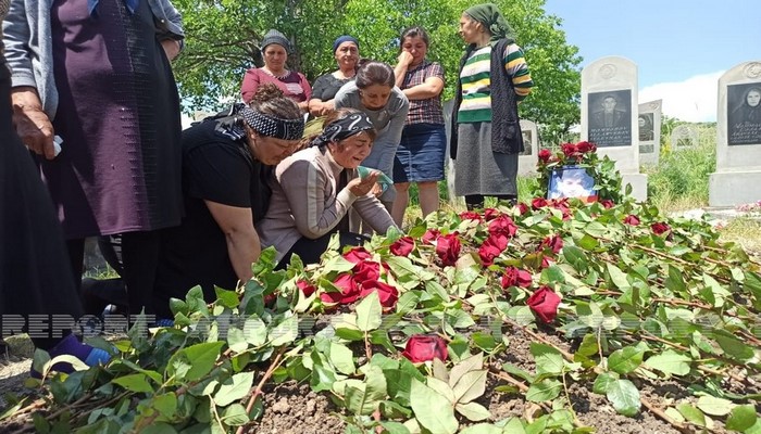 Vəkil Abdullayevin anası: "Oğlumu qətlə yetirənə ən ağır cəza tələb edirəm"