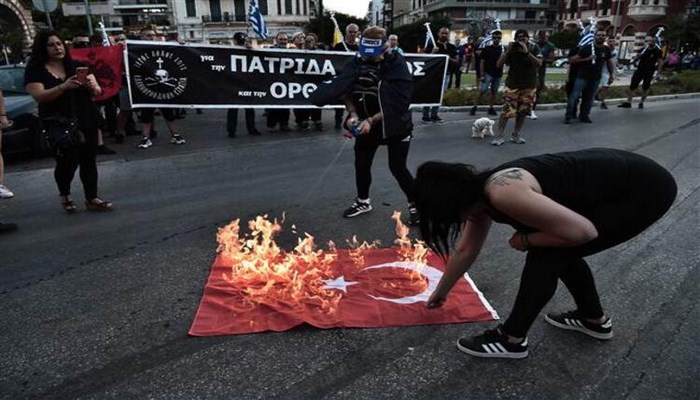Yunanıstandan qalmaqallı görüntülər!  Türk Bayrağını yandırdılar