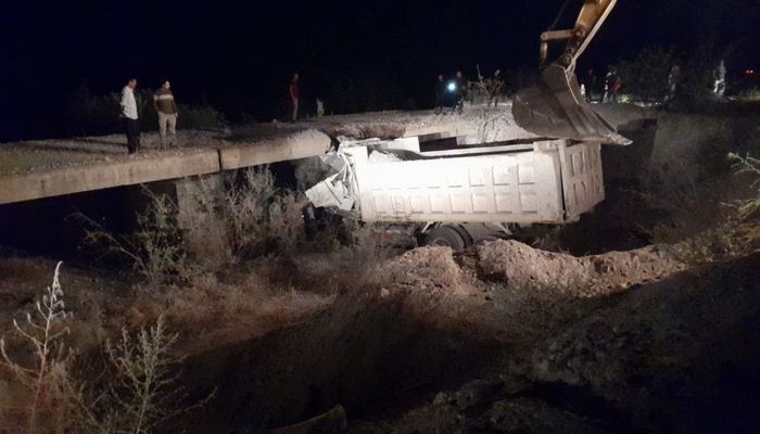 Zəngilanda yük maşını körpüyə çırpılıb, ölən var